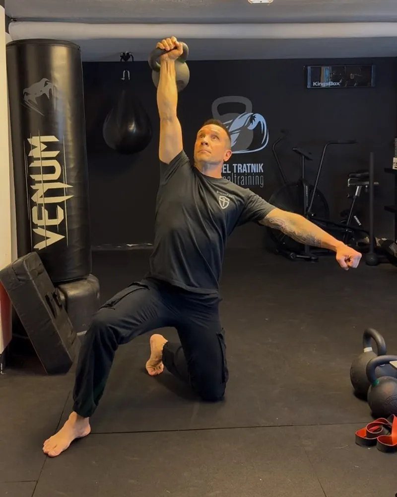 Marcel Tratnik beim Turkish Get-up mit der Kettlebell